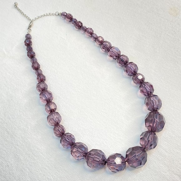 Faceted Bead Necklace Plum Purple Lucite Plastic Graduated - Picture 2 of 5